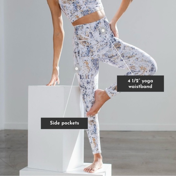 SAVVI Other - SAVVI 2-Piece Snake-print Geo Leggings & Stevie Sports Bra Set